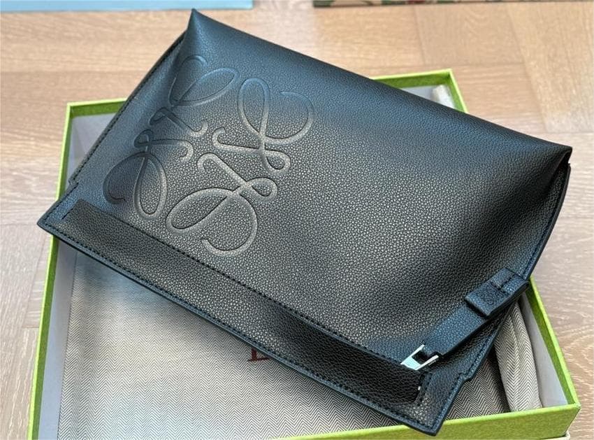 LOEVE Tポーチ クラッチバッグ セカンドバッグ 黒 レザー