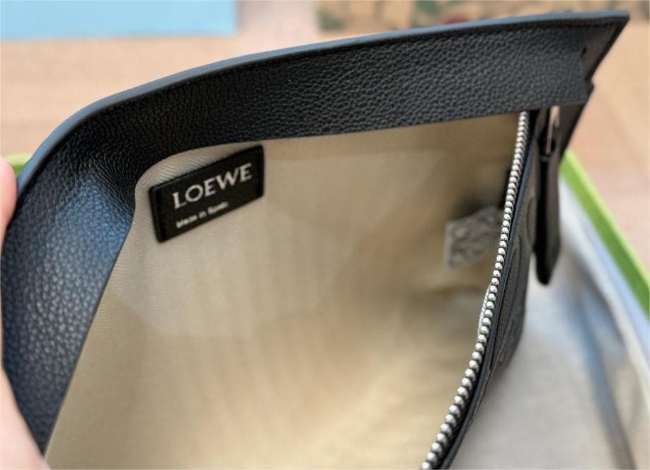 LOEVE Tポーチ クラッチバッグ セカンドバッグ 黒 レザー