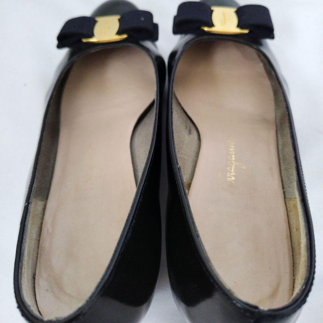 フェラガモ【Ferragamo】エナメル ヴァラ パンプス ネイビー