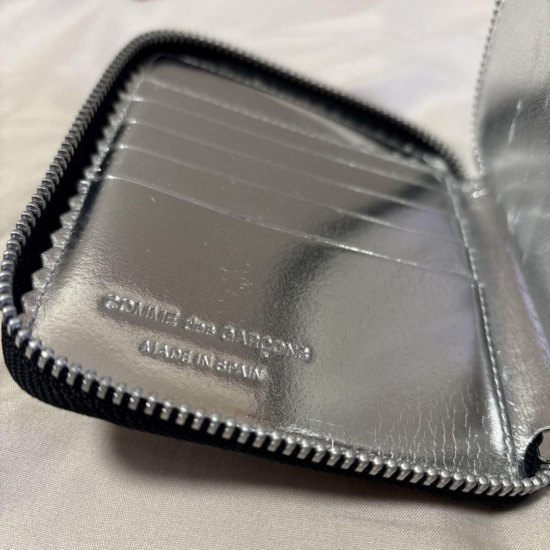 COMME des GARCONS メタリックシルバー レザー 二つ折り財布