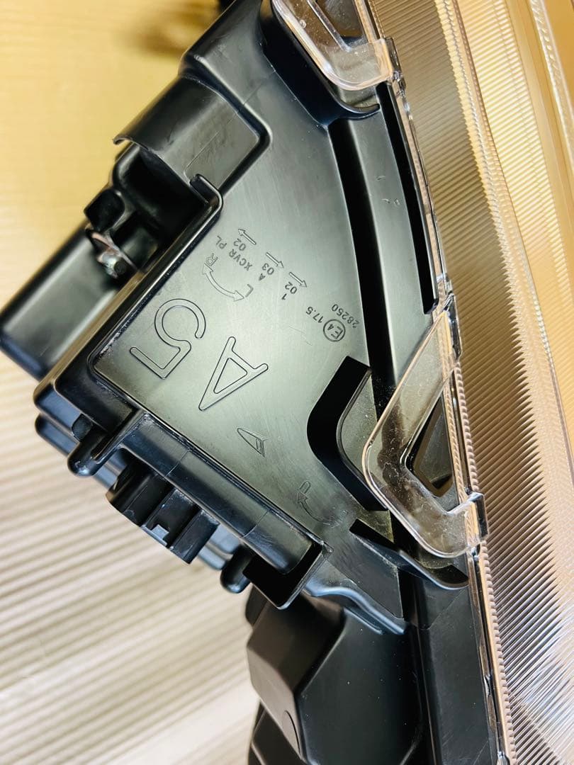 トヨタ ルーミー（後期型）純正LEDヘッドライトセット