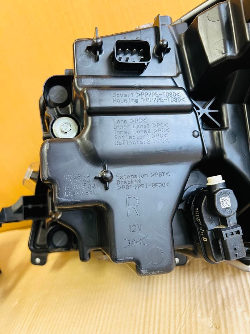 トヨタ ルーミー（後期型）純正LEDヘッドライトセット