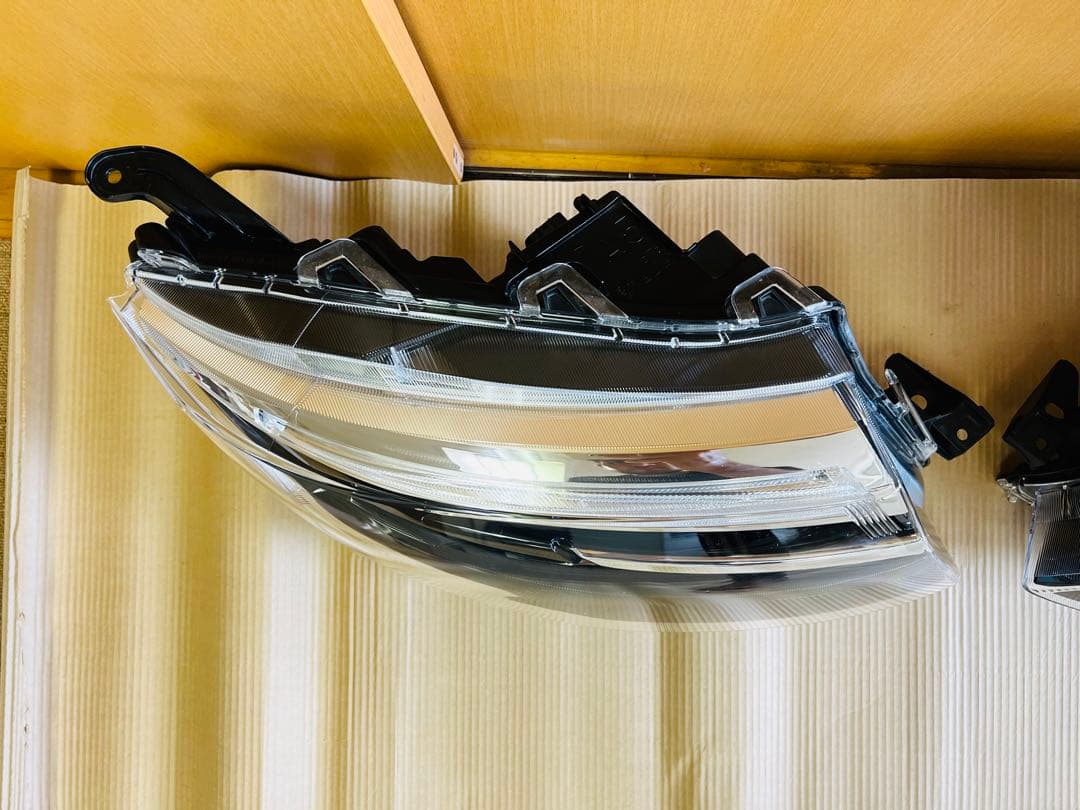 トヨタ ルーミー（後期型）純正LEDヘッドライトセット