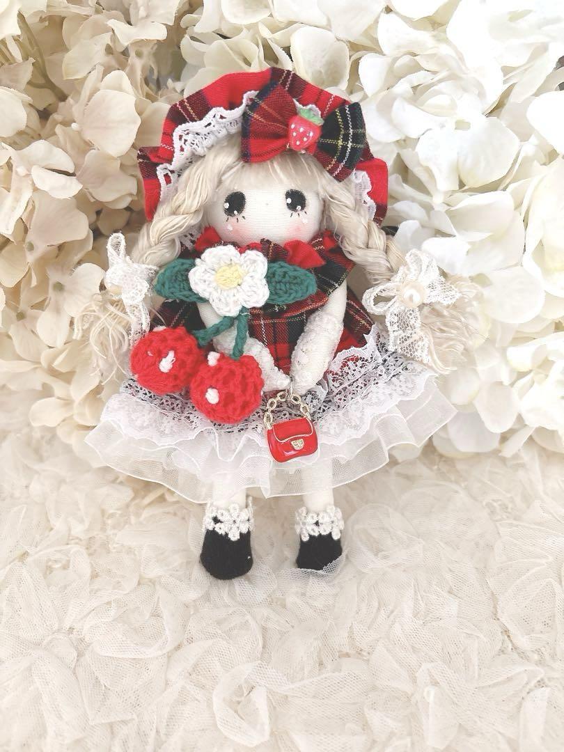 オシャレ❣️ピアノの鍵盤柄　ハンドメイド　ドールチャーム　カントリードール オシャレ❣️ピアノの鍵盤柄 ハンドメイド ドールチャーム