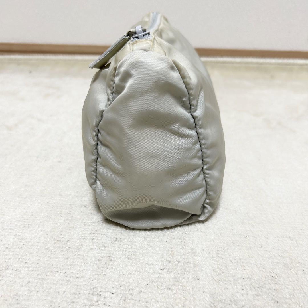 プラダ　PRADA 化粧ポーチ　バニティバッグ　アクセサリーポーチ　白