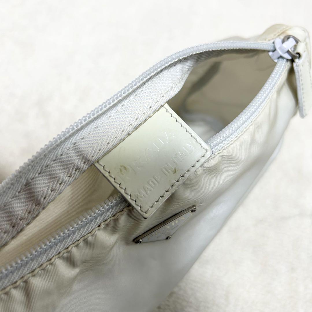 プラダ　PRADA 化粧ポーチ　バニティバッグ　アクセサリーポーチ　白