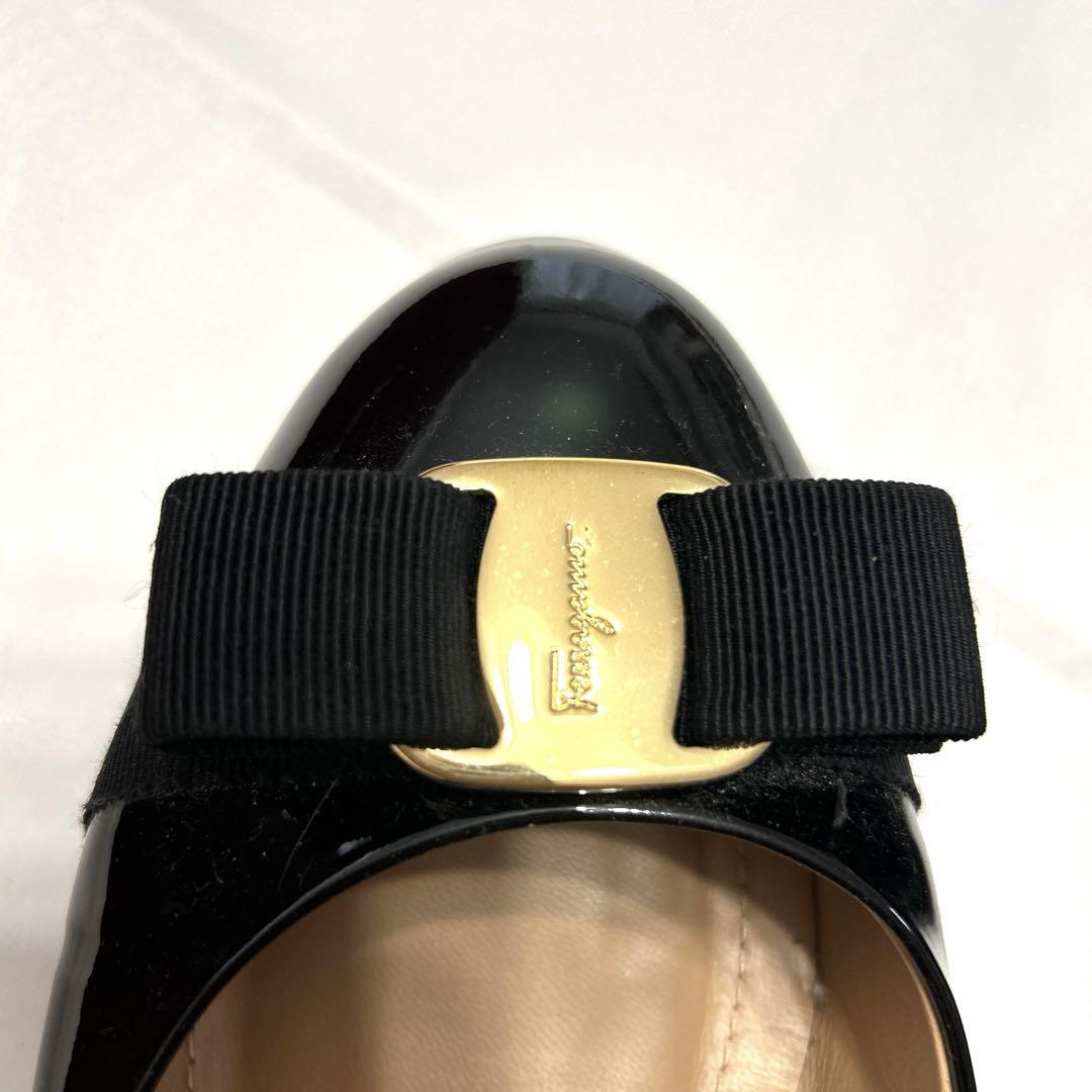 Salvatore Ferragamo 黒 エナメル リボン フラットシューズ