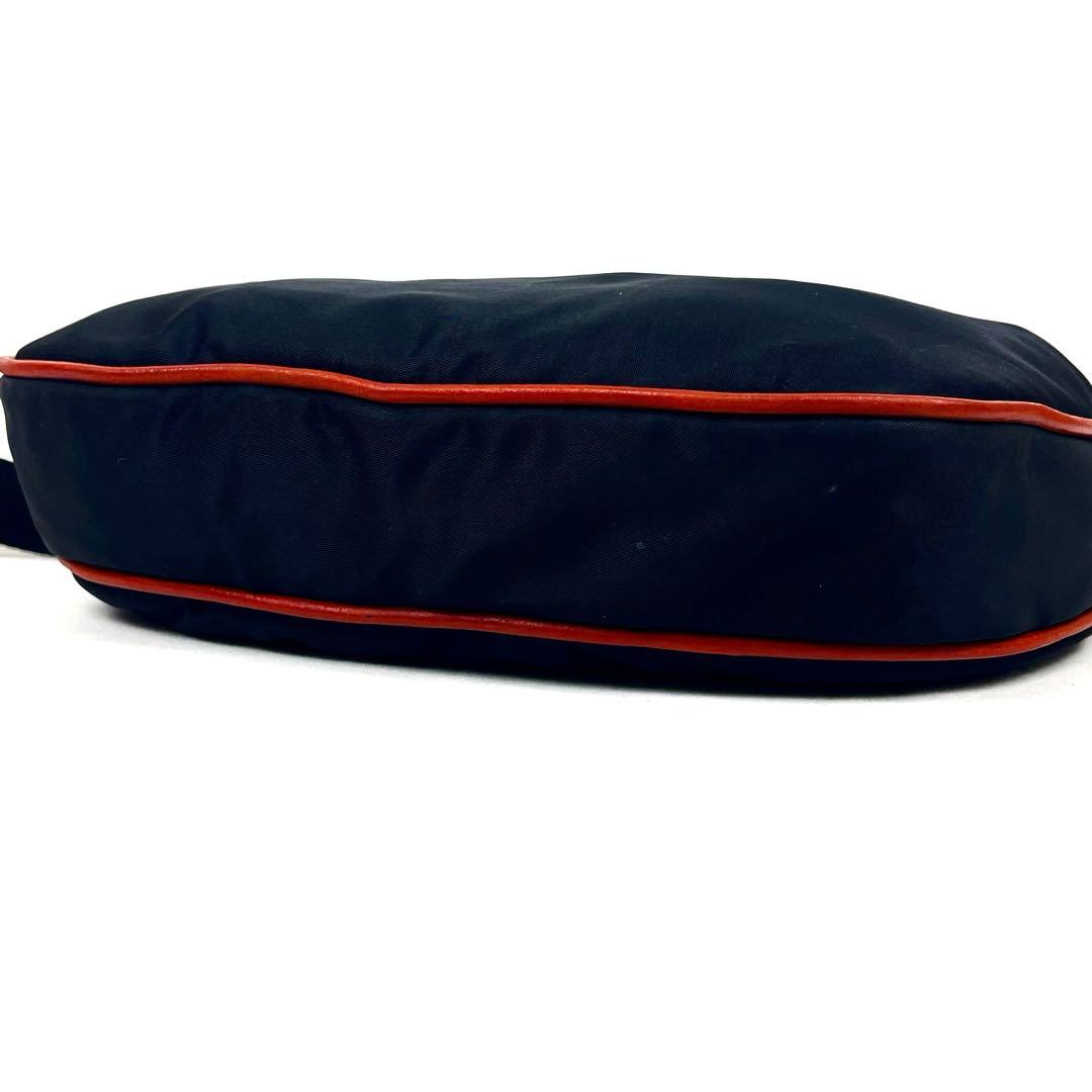 イルビゾンテ　ショルダーバッグ　極希少ナイロンバッグ　ボディバッグ　ロゴ　黒