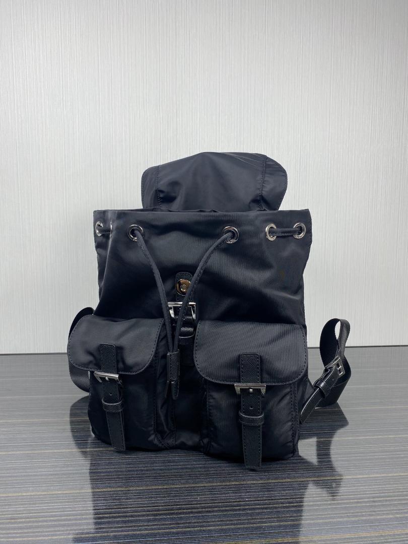 【美品】PRADA プラダ リュック 黒 三角プレート 白タグ/
