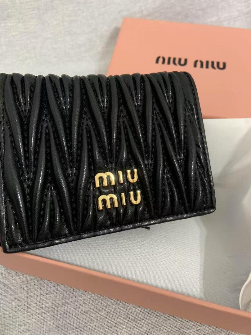24時間以内発送 miu miu ブラック 二つ折り財布