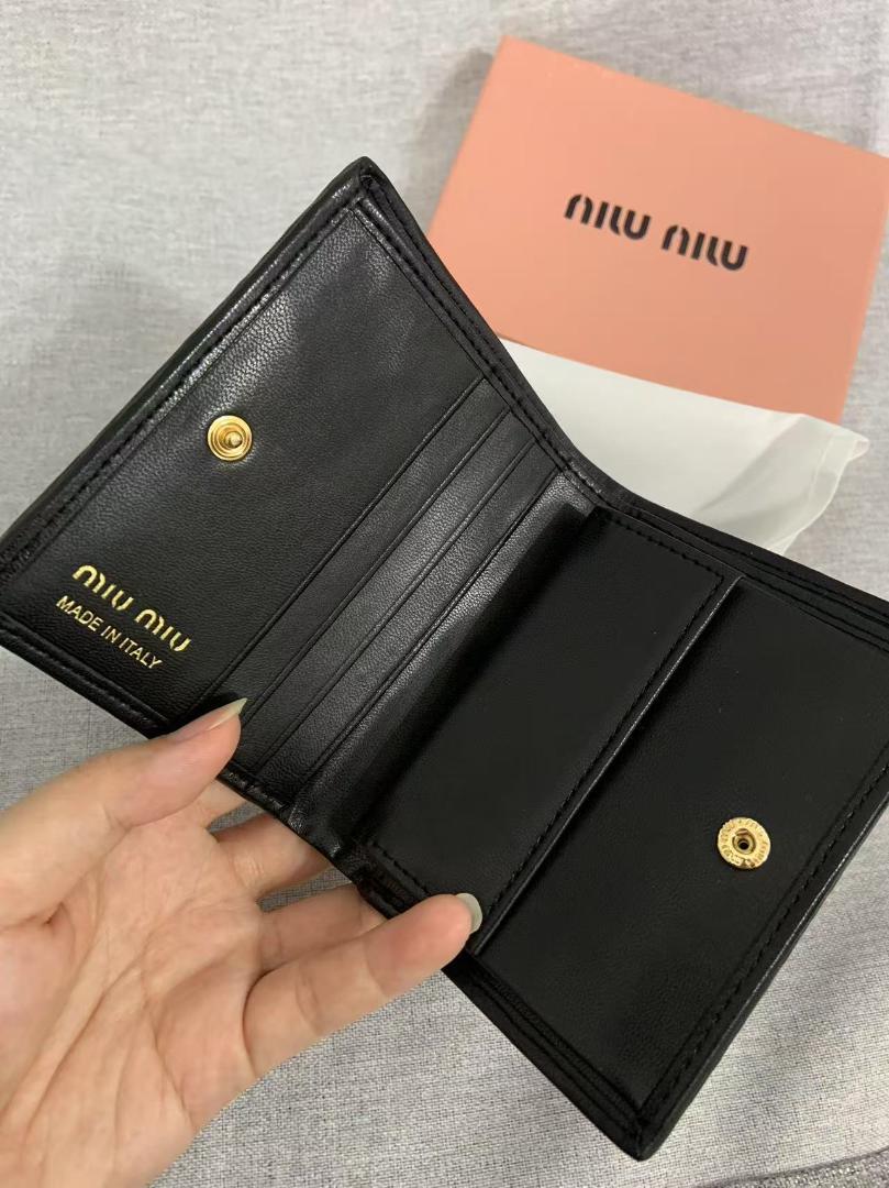 24時間以内発送 miu miu ブラック 二つ折り財布