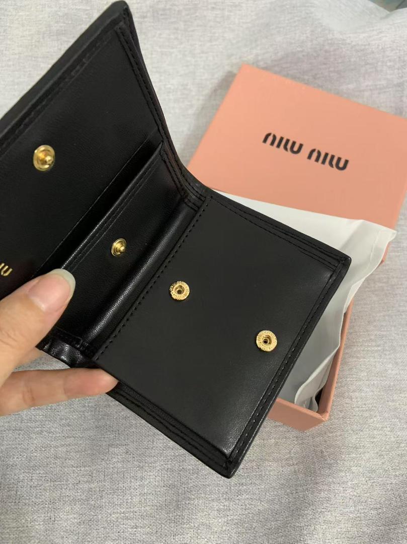 24時間以内発送 miu miu ブラック 二つ折り財布