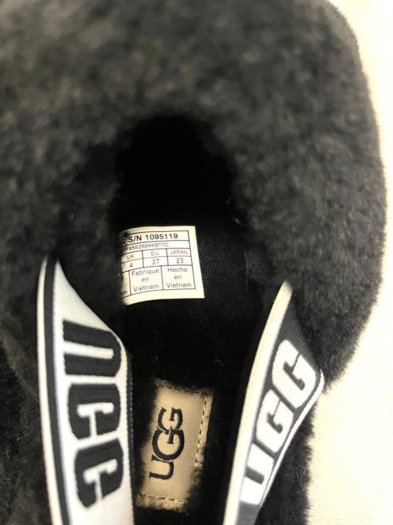 UGG ブラックファーサンダル23cm・UGG KIN-KAAI_COM