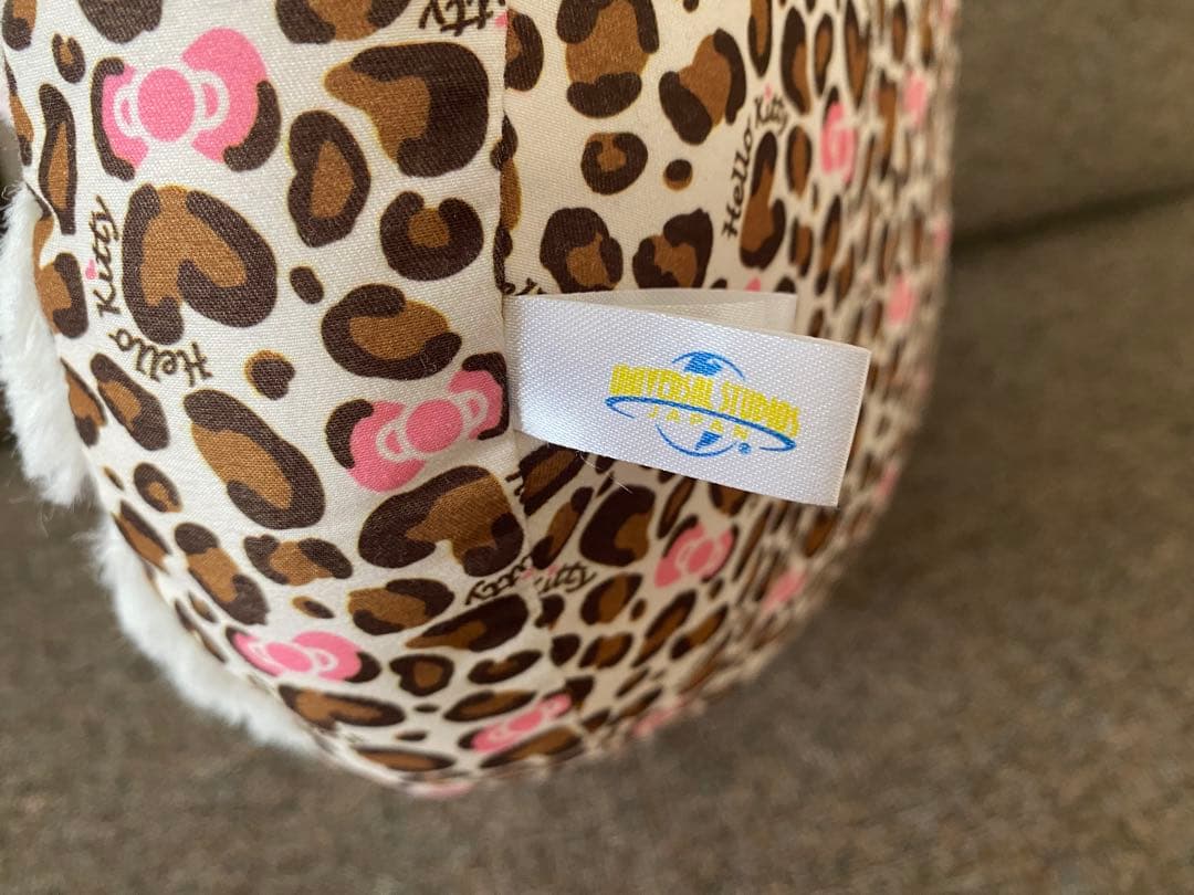 ユニバーサル　ハローキティ クッション ヒョウ柄　リボン