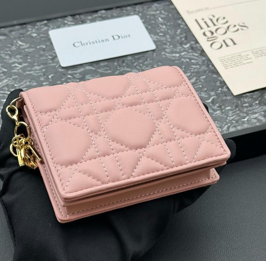 最新入荷 Dior ピンク キルティング 二つ折り財布 - メルカリ 小物