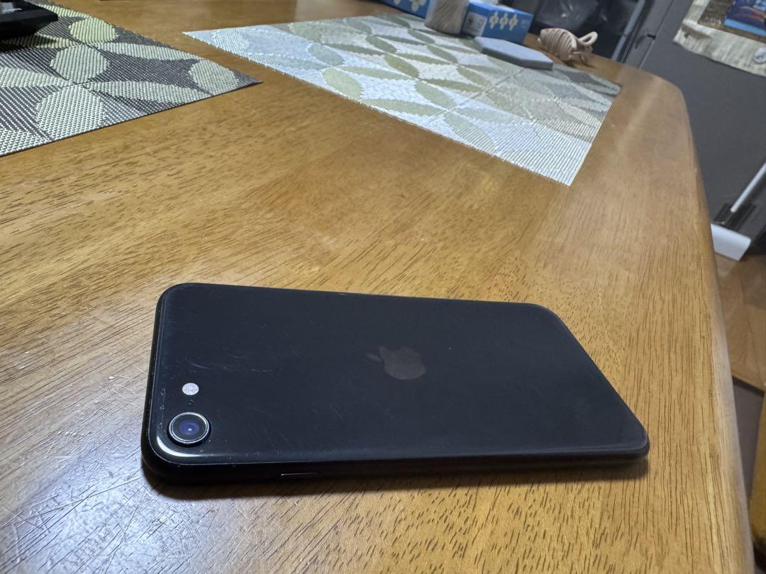 Apple iPhone 8SE本体 画面ひびあり