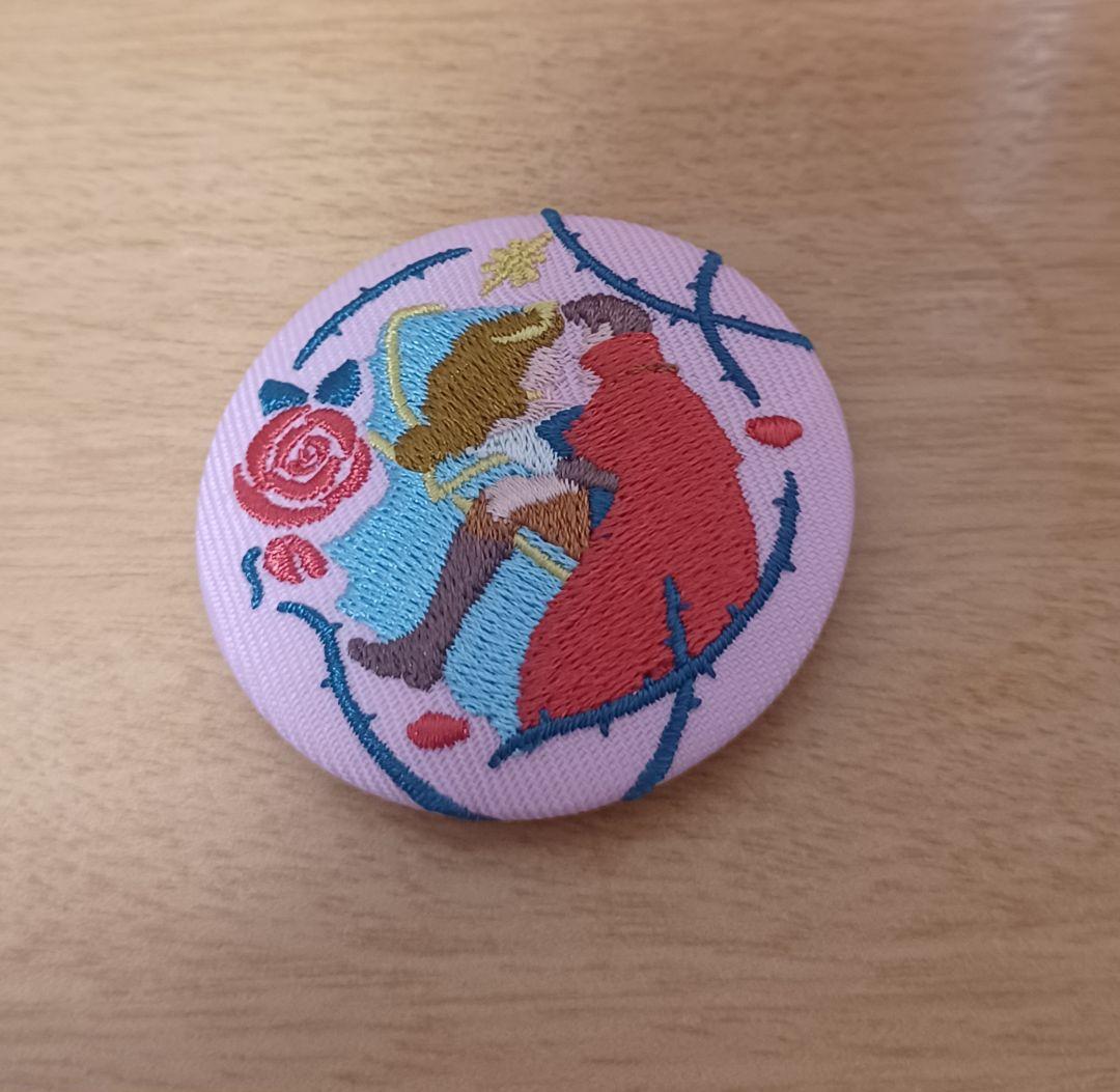 Disney Characters 刺繍缶バッジビスケット - メルカリ