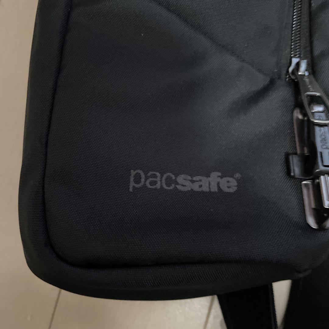 pacsafe ブラック スリングバッグ