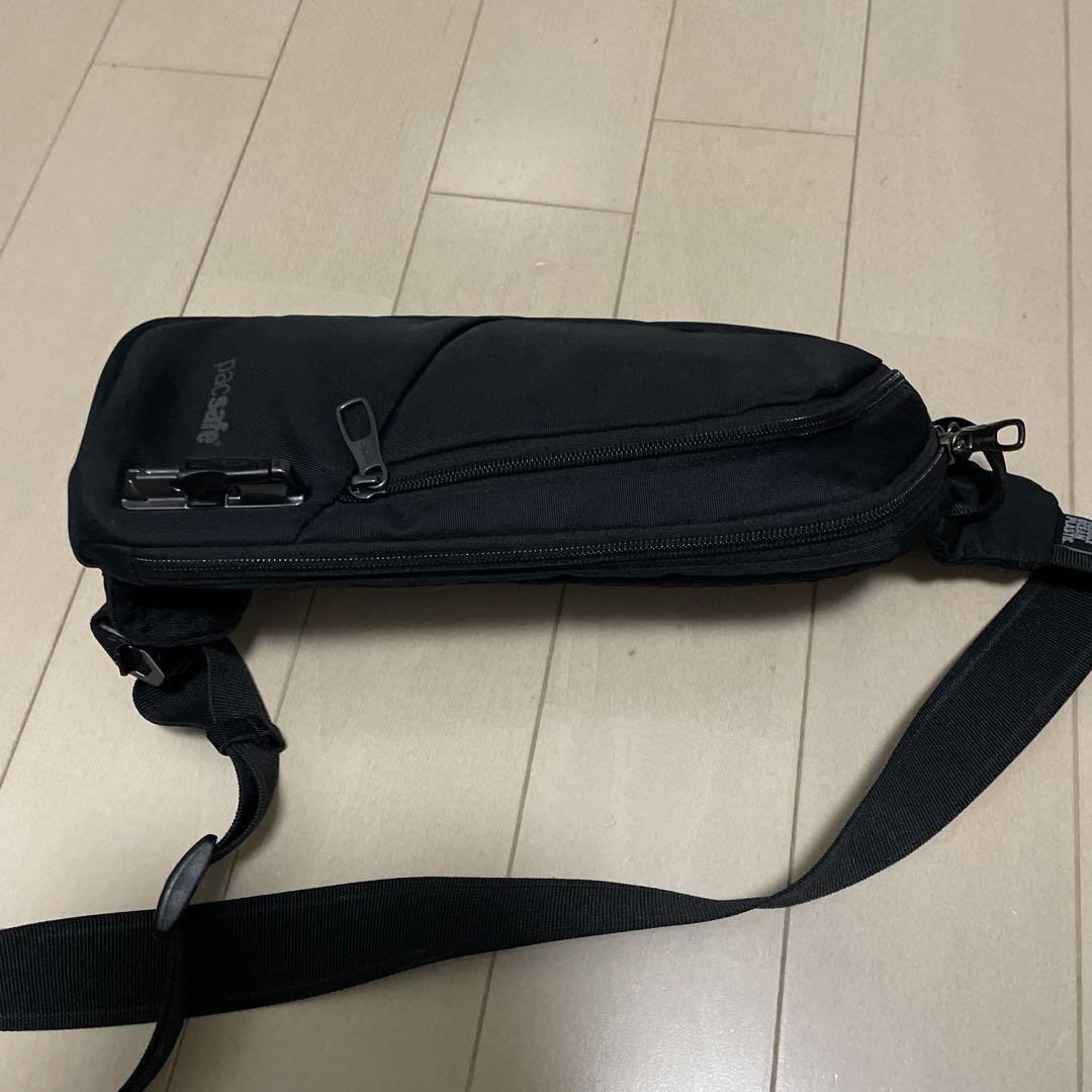 pacsafe ブラック スリングバッグ
