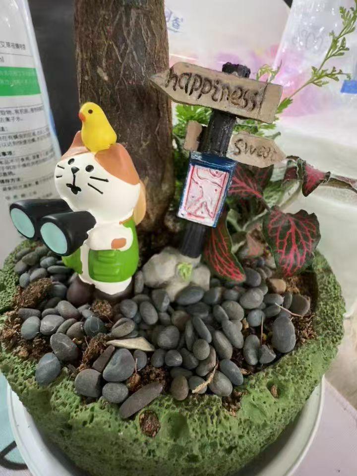 猫のフィギュア付き観葉植物盆栽