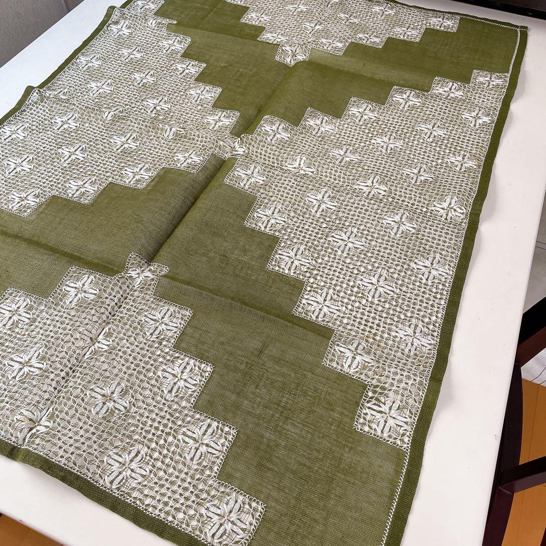 テーブルセンター　ハンドメイド　刺繍