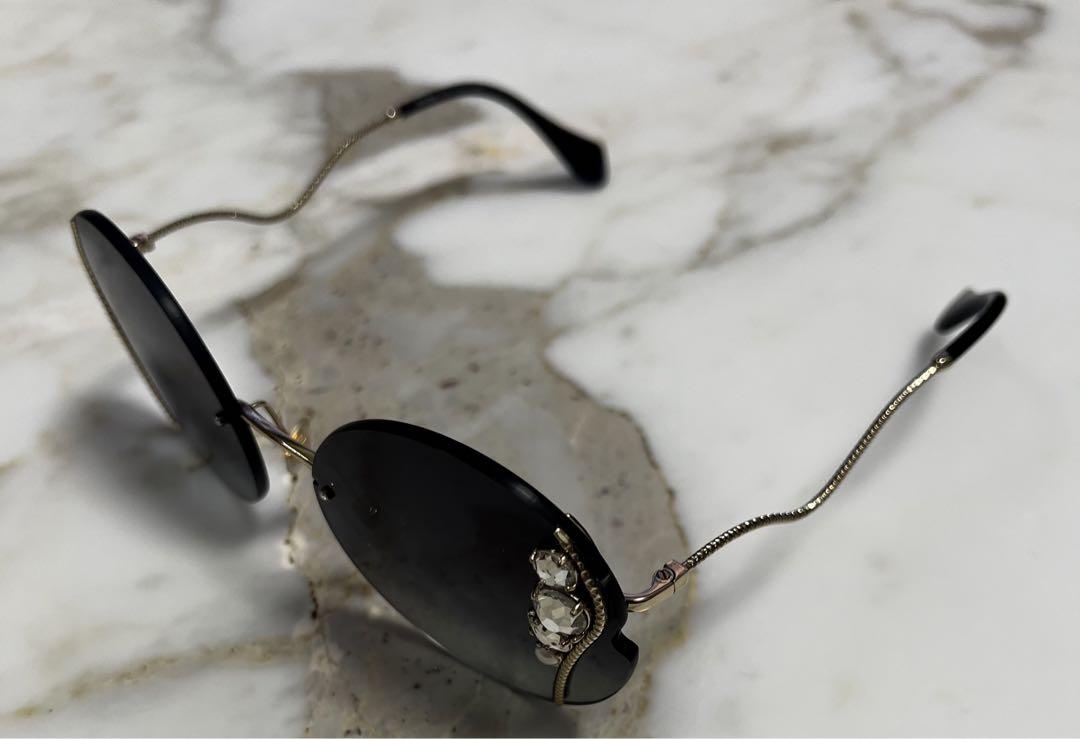 お値下げなし《美品》Miu Miu smu50x サングラス - メルカリ お値下げなし《美品》Miu Miu smu50x サングラス - メルカリ