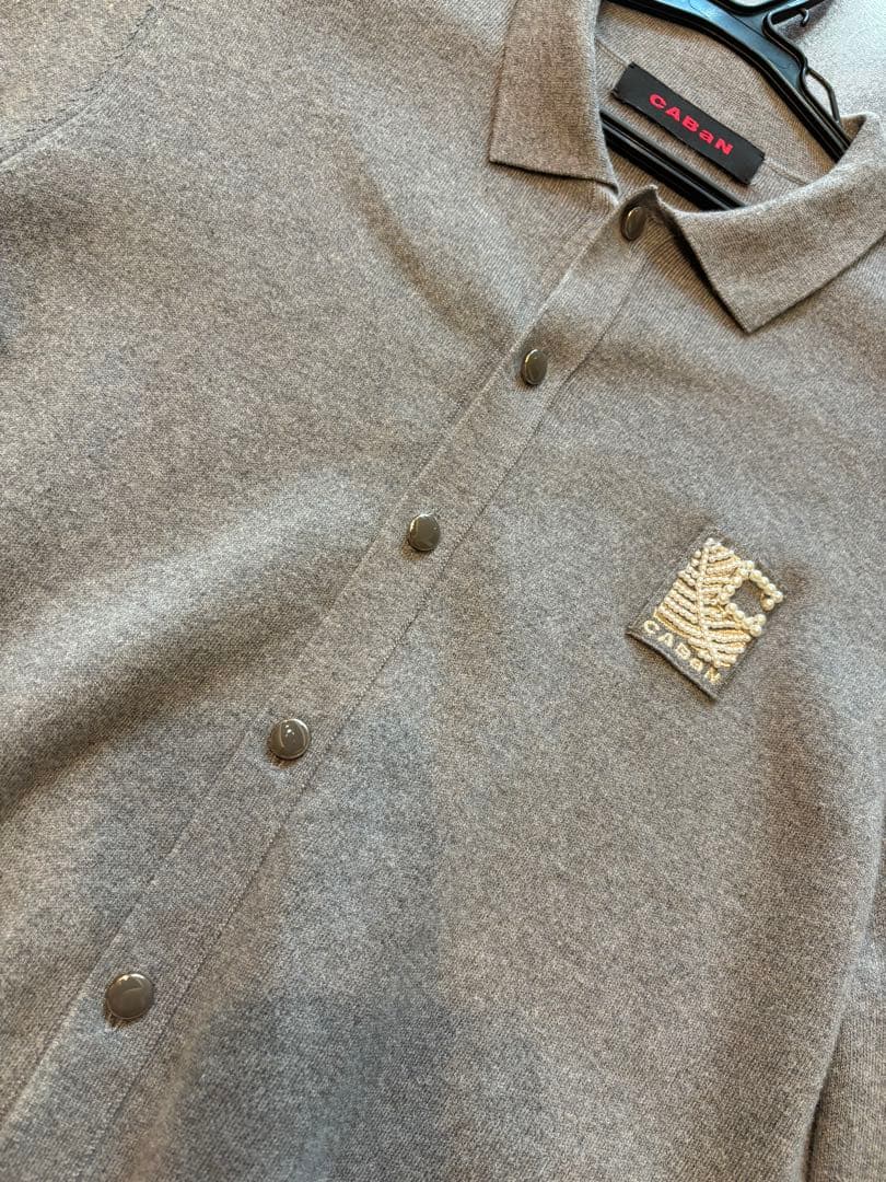試着のみの美品　CABAN コットンカシミヤ パール ロゴポロカーディガン