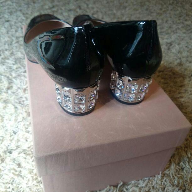 miumiuビジューパンプス