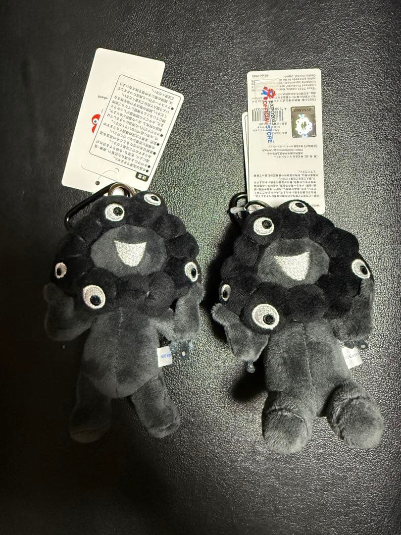 黒ミャクミャク　カラビナ付きマスコット　立ち、座り2個セット