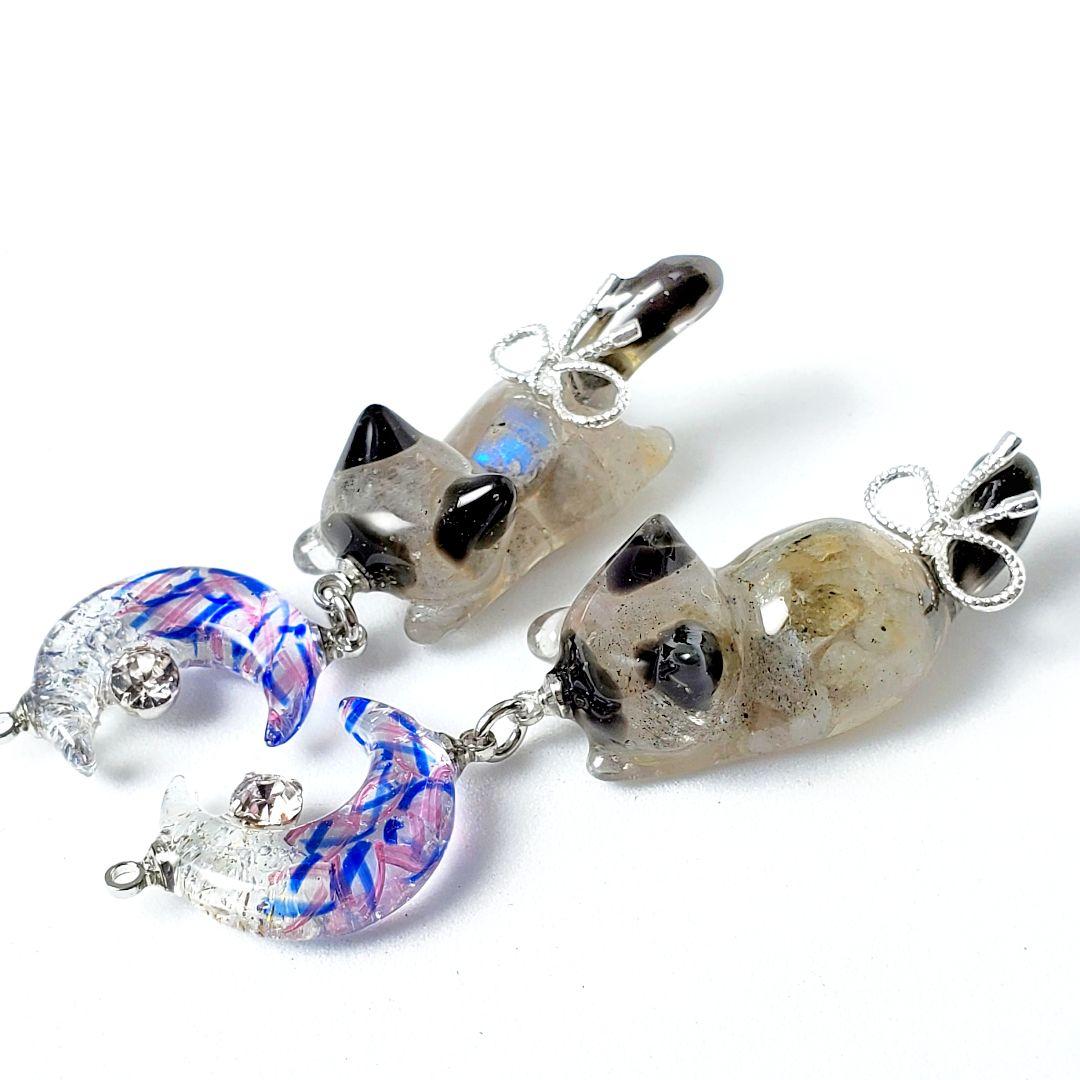 やっちゃん　　　 琉球ガラス・天然石のじゃれ猫ピアス　レジン／ハンドメイド