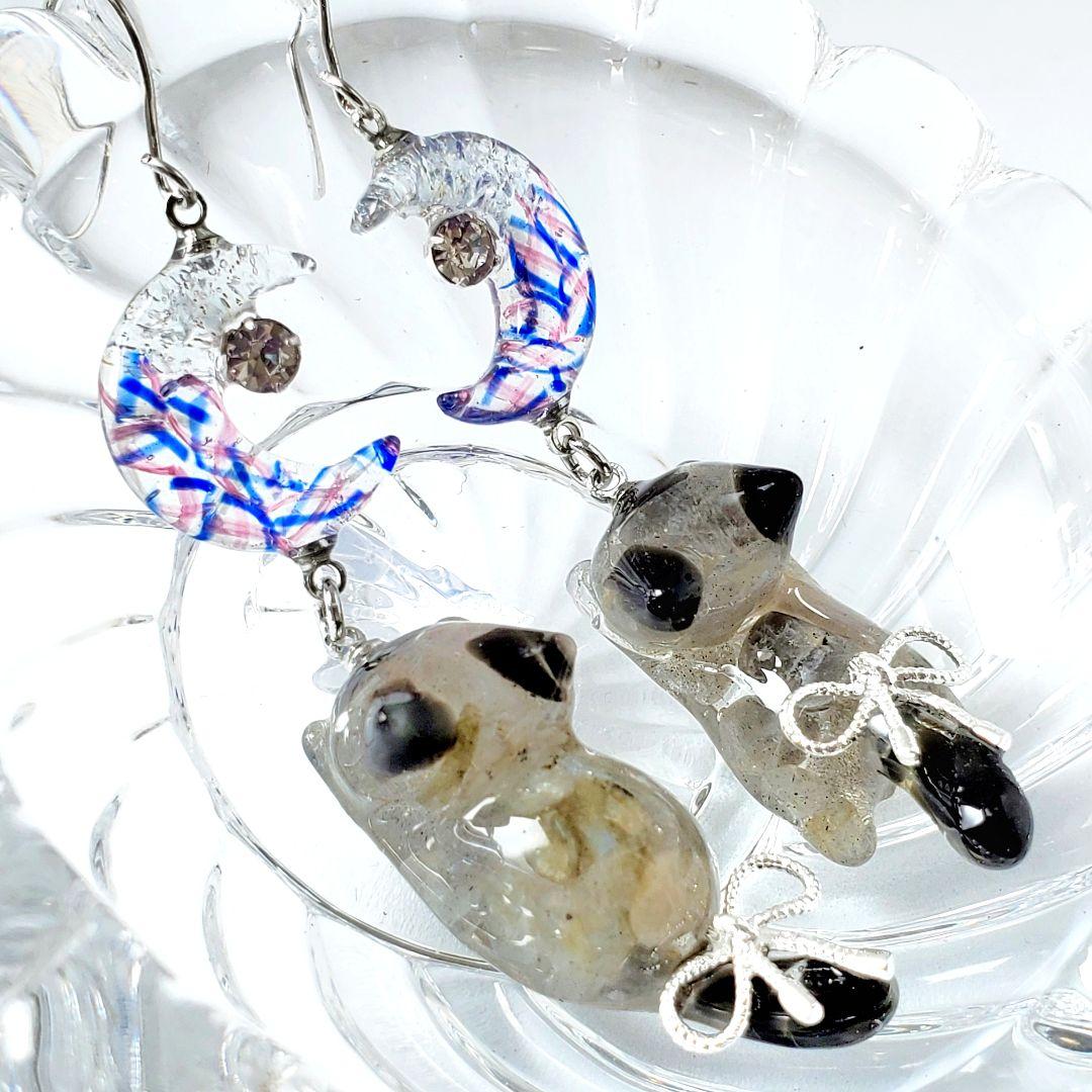 やっちゃん　　　 琉球ガラス・天然石のじゃれ猫ピアス　レジン／ハンドメイド