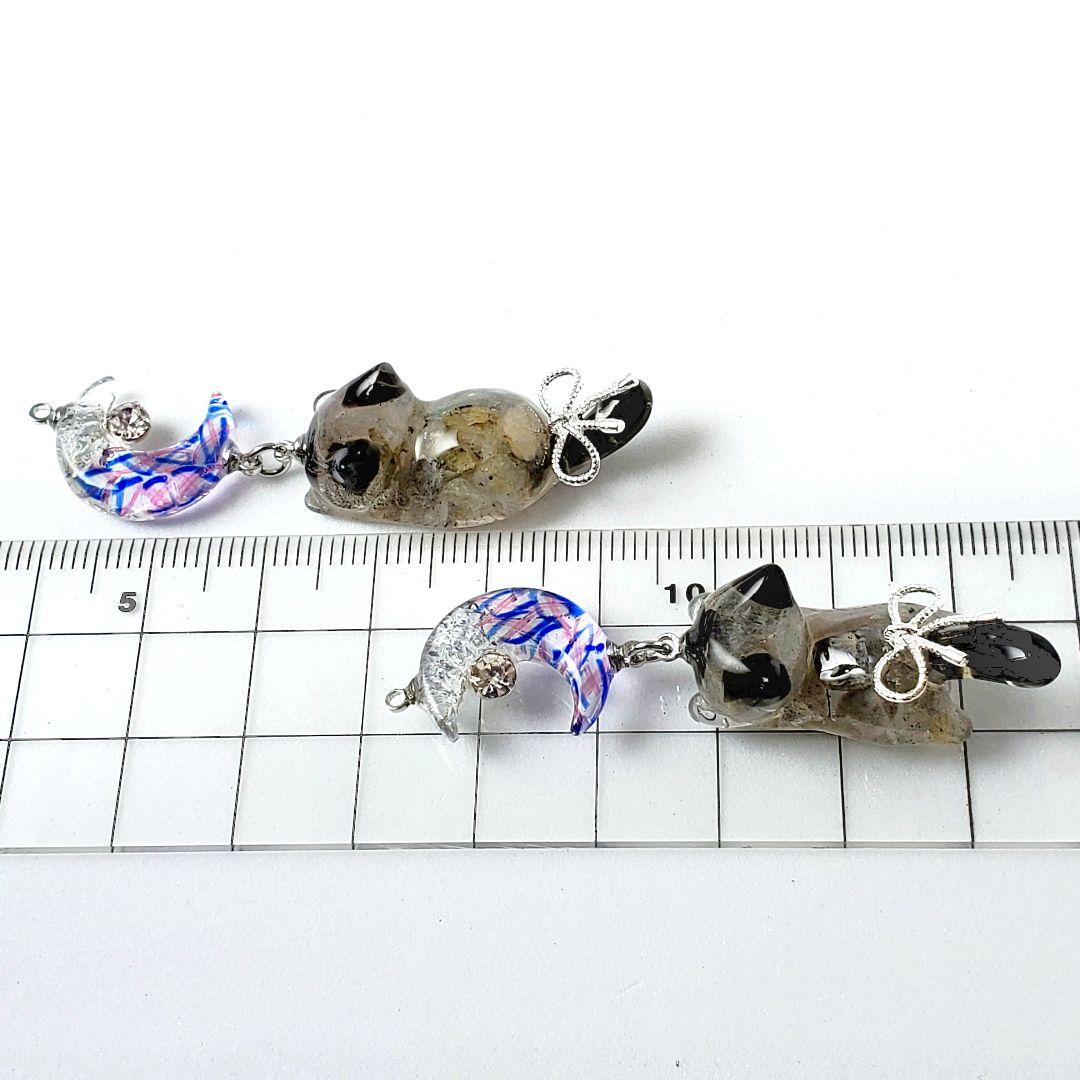 やっちゃん　　　 琉球ガラス・天然石のじゃれ猫ピアス　レジン／ハンドメイド