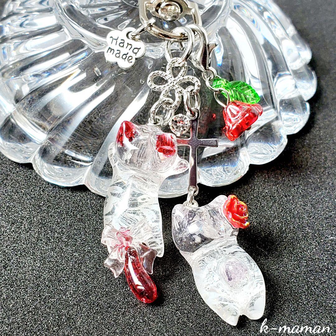 やっちゃん　　　 琉球ガラス・天然石のじゃれ猫ピアス　レジン／ハンドメイド
