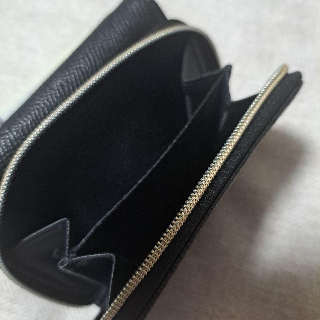 ブラックレザー風二つ折り財布 ゴールド金具付き - メルカリ