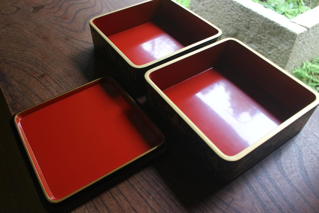 保管傷あり!端正な内朱金縁黒漆に優美な桜シダ沈金の映える輪島塗二段重(検重箱お重 保管傷あり!端正な内朱金縁黒漆に優美な桜シダ沈金の映える輪島塗二段重(検重箱お重