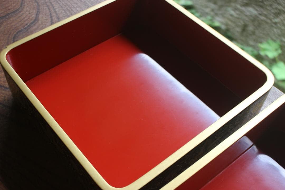 保管傷あり!端正な内朱金縁黒漆に優美な桜シダ沈金の映える輪島塗二段重(検重箱お重 保管傷あり!端正な内朱金縁黒漆に優美な桜シダ沈金の映える輪島塗二段重(検重箱お重