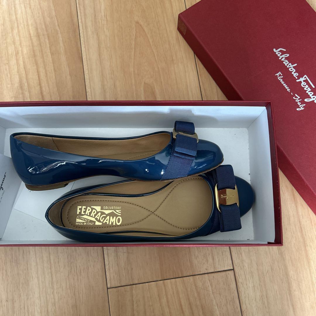 Salvatore Ferragamo VARINA ネイビー