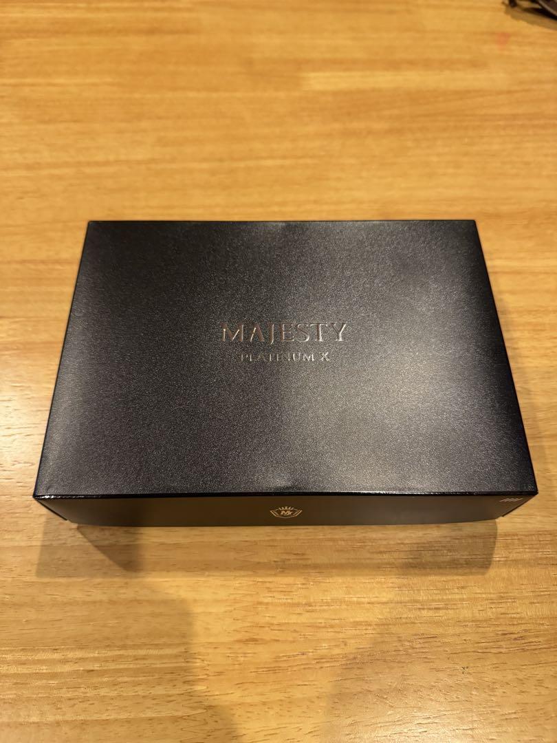 MAJESTY PLATINUM X ゴルフボール 1ダース(12個)です。