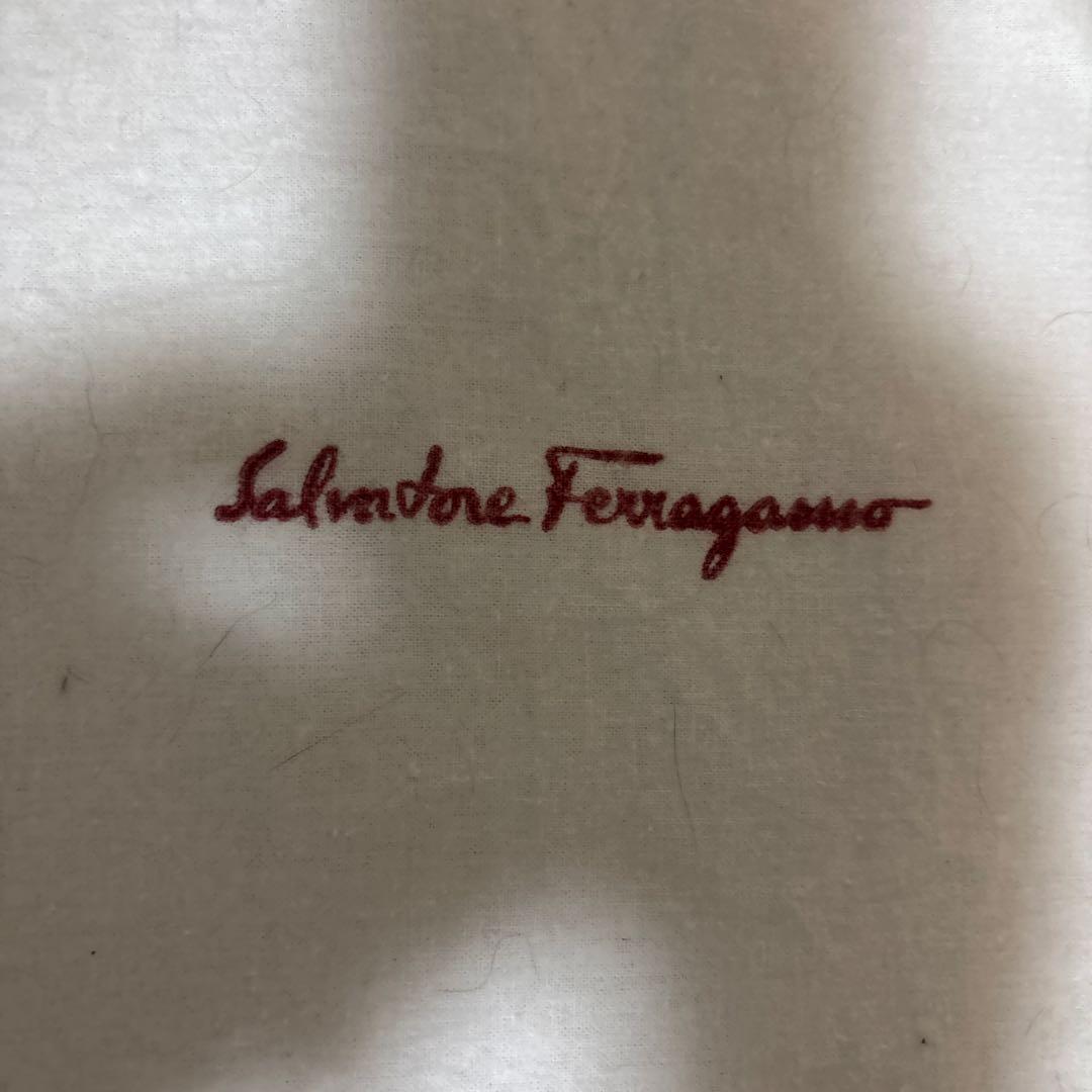 Salvatore Ferragamo ポーチ クリーム色 Salvatore Ferragamo ポーチ クリーム色 約30cm - メルカリ