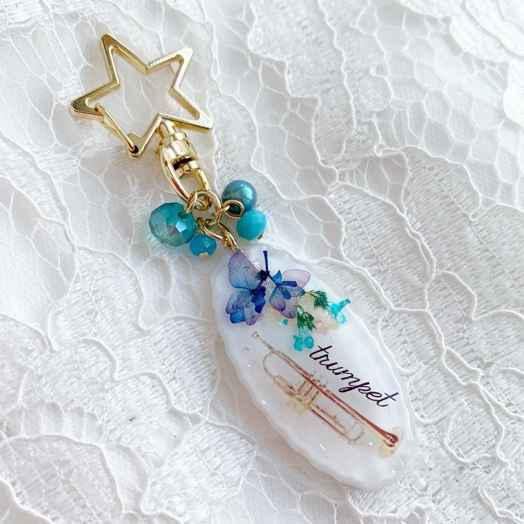 【2822】トランペット 青い紫陽花と水色カラミンサ ホワイトオーバル星カラビナ 【2822】トランペット 青い紫陽花と水色カラミンサ ホワイトオーバル星カラビナ