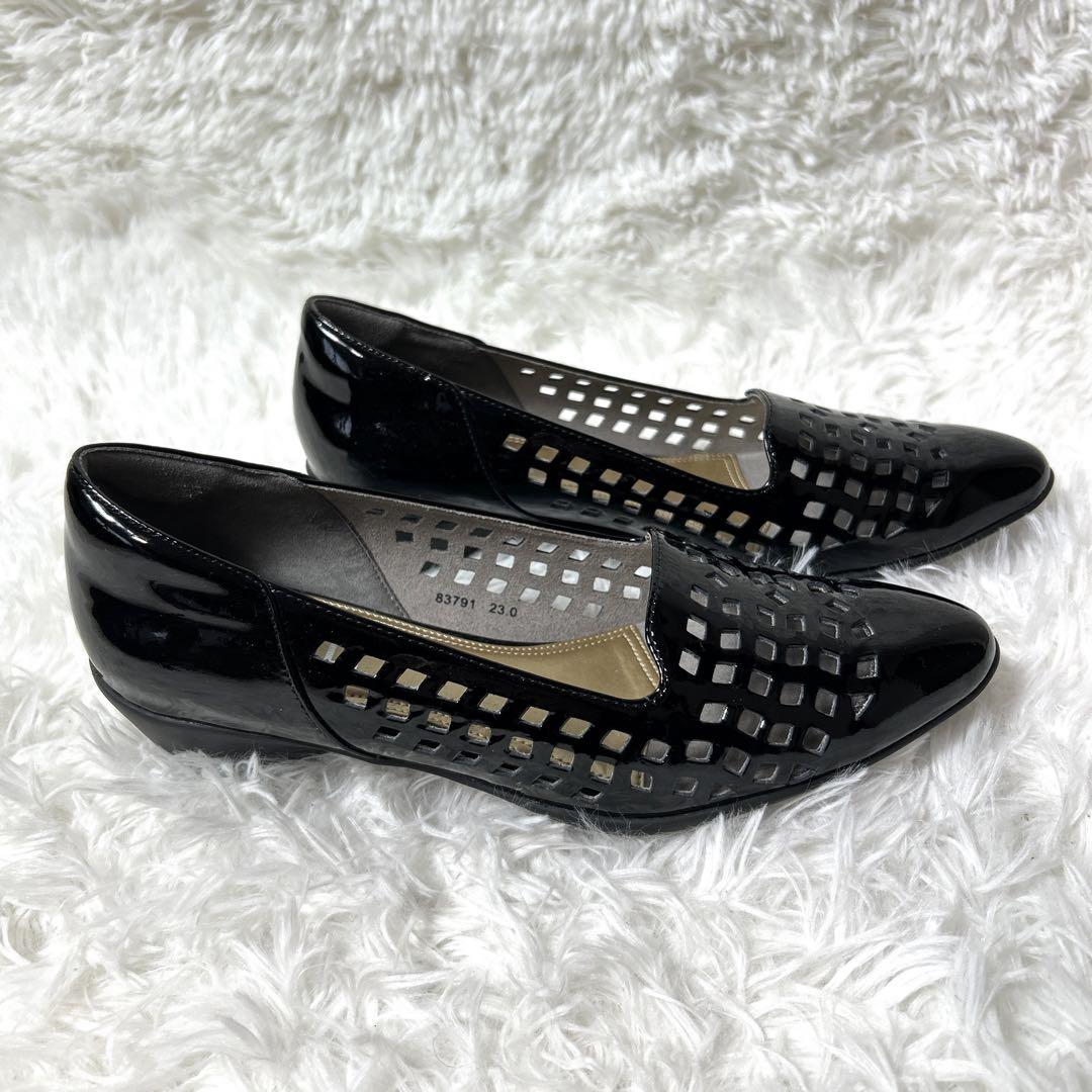 【極美品】fitfit レザーカットワークパンプス（エナメルブラック）23cm