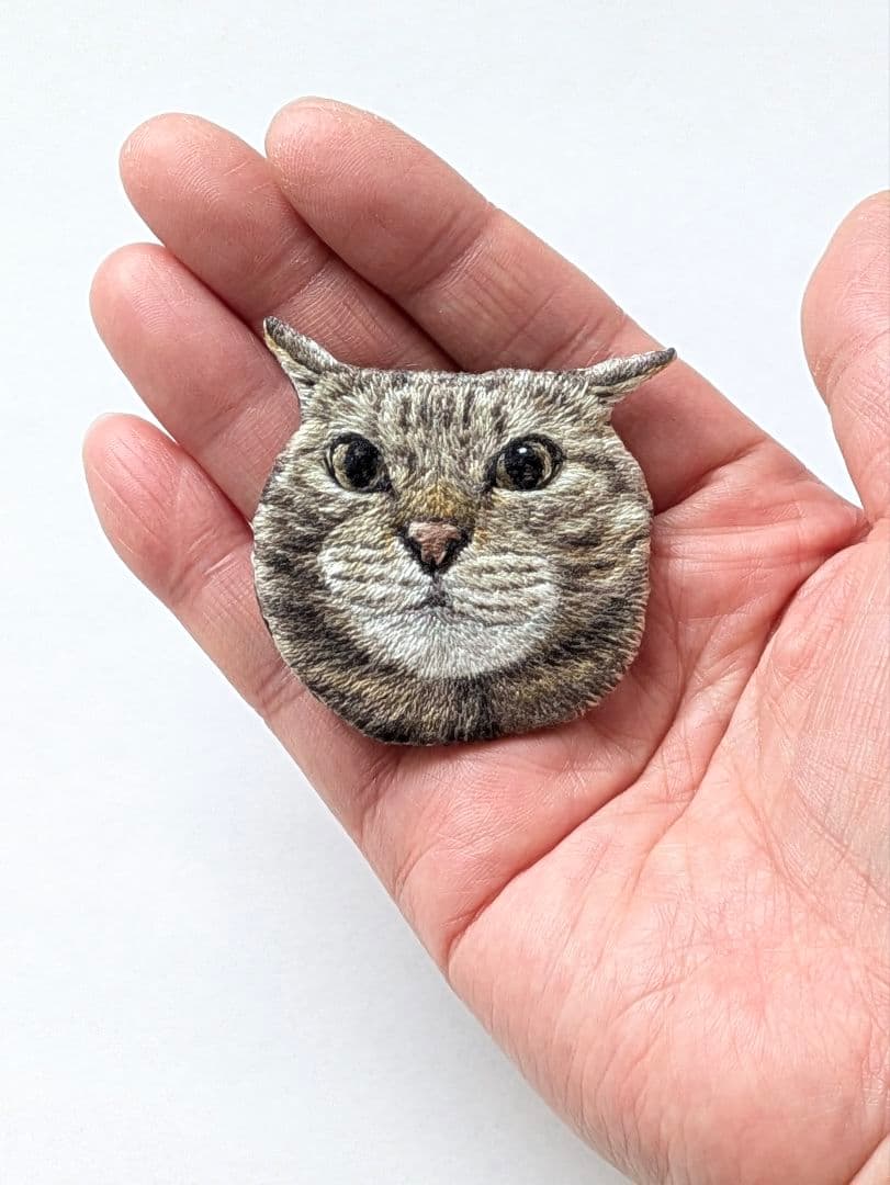 リアル刺繍 オコなキジトラ 刺繍ブローチ 猫新品、♥