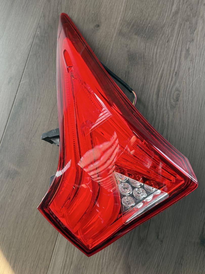 【美品・中古】プリウス 50 テール ランプ LED ZVW50