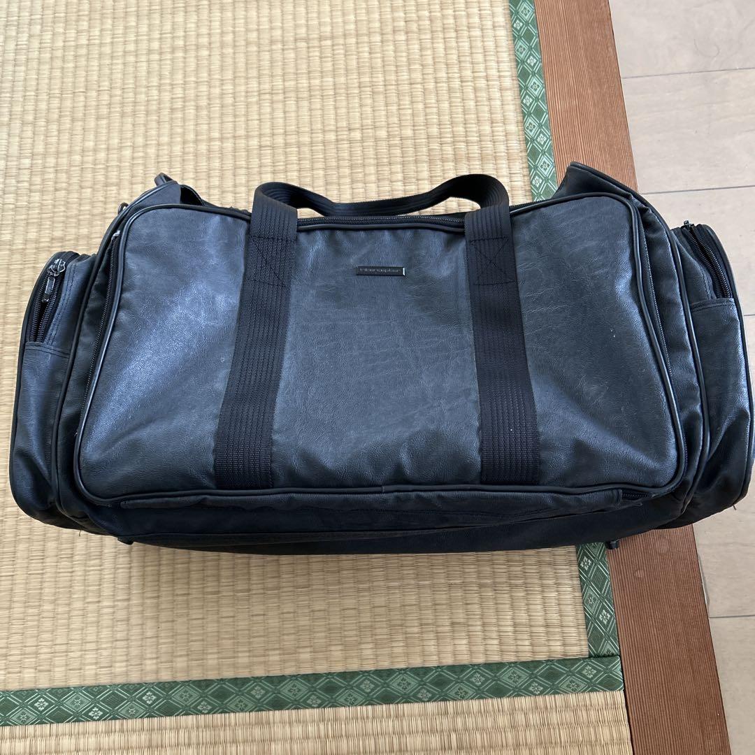 黒い合成皮革ボストンバッグ