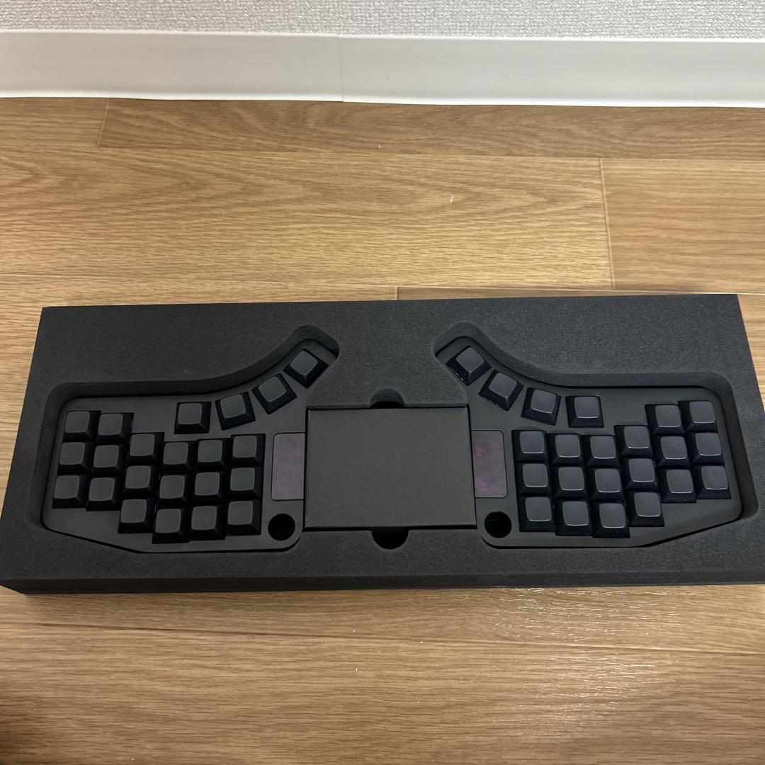 手首を動かさずに使えて負担を減らせる左右分割型キーボード