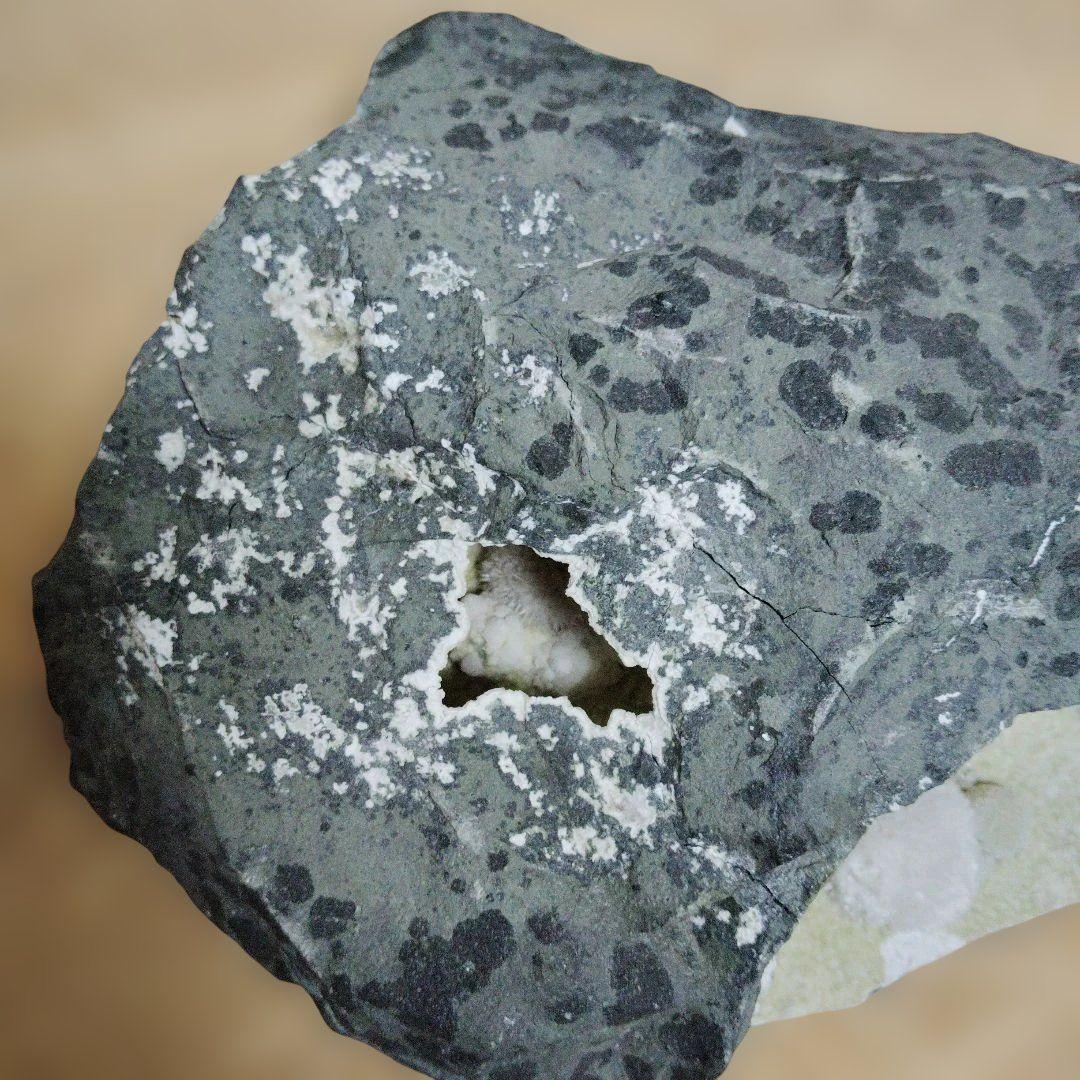 天然石 置物 結晶入り 黒白模様目立った傷や汚れなし NEXPOTALLINN_EU