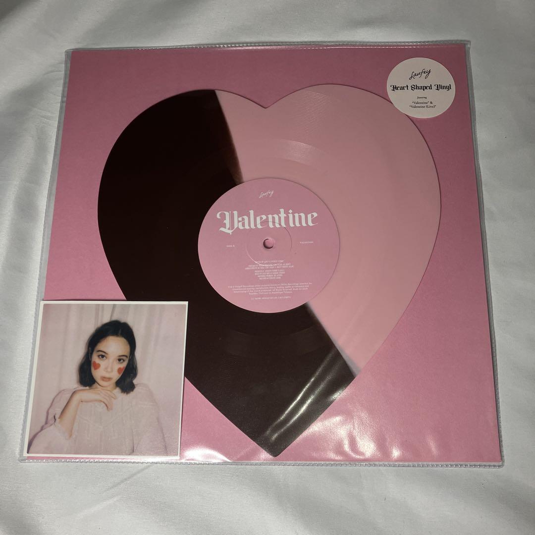 完売　入手困難　限定カラー盤　Laufey Heart Shaped Vinyl 完売 入手困難 限定カラー盤 Laufey Heart Shaped Vinyl - メルカリ