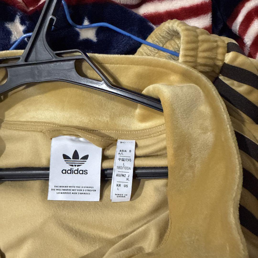adidas イエロー ベロア ジャージセットアップ