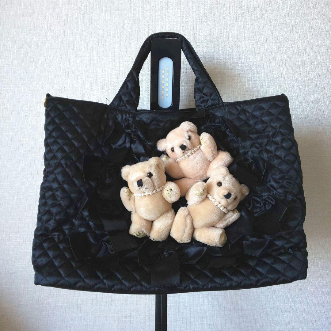 黒いキルティングバッグ ぬいぐるみ付き