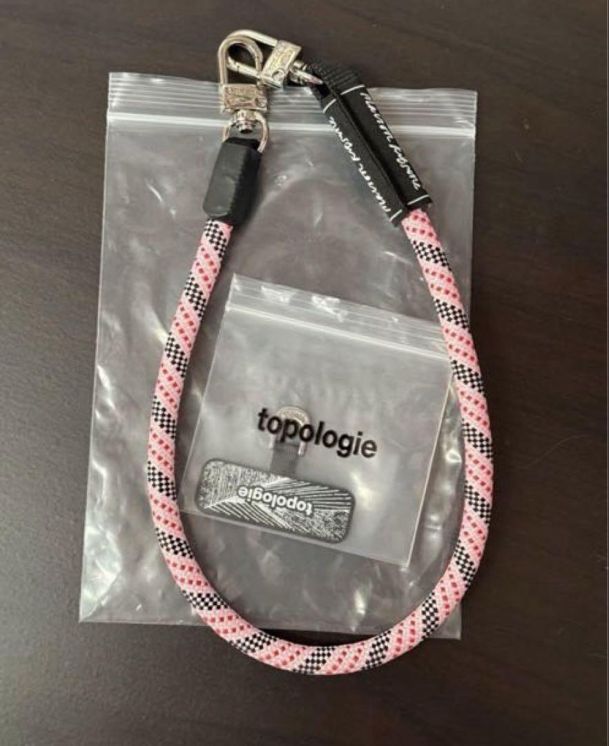 メゾン キツネ」と「トポロジー」がコラボ スマホストラップや
